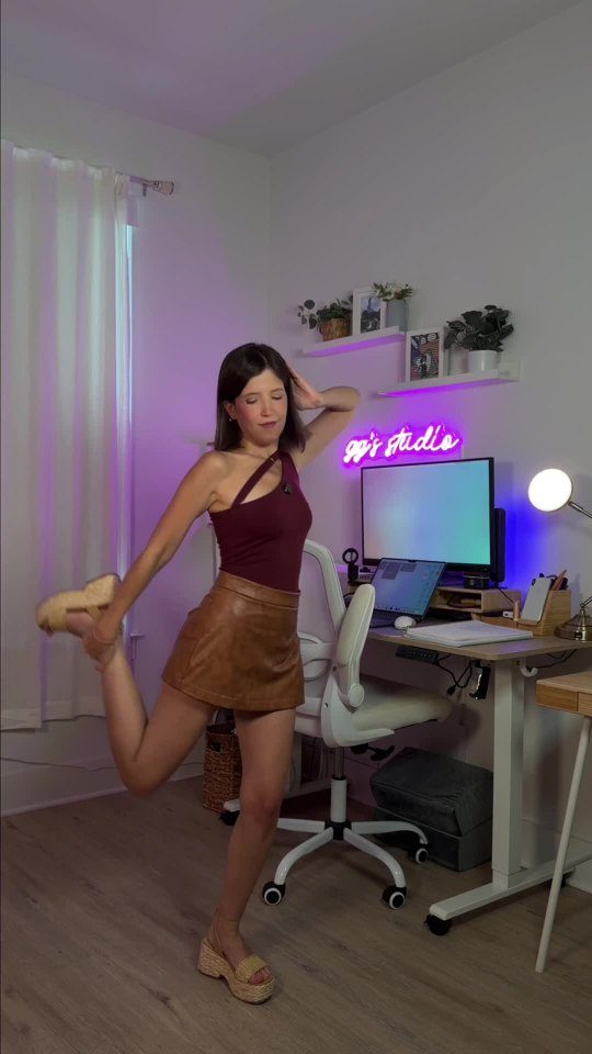 Giuli bailando en su estudio
